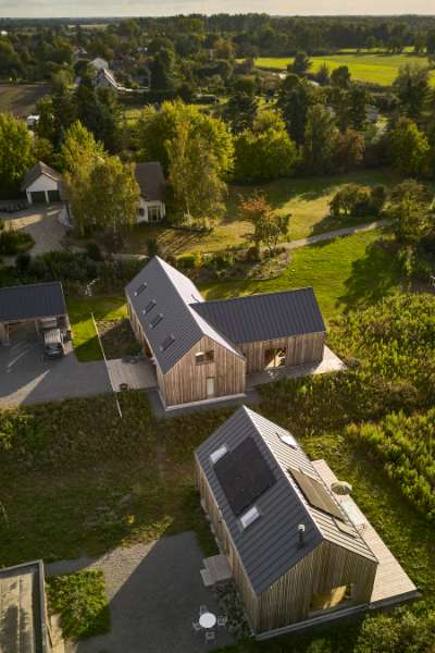 Roen sænker sig under ståltag på idyllisk naturgrund, Fischerstraße 11d, 14778 Päwesin, Tyskland